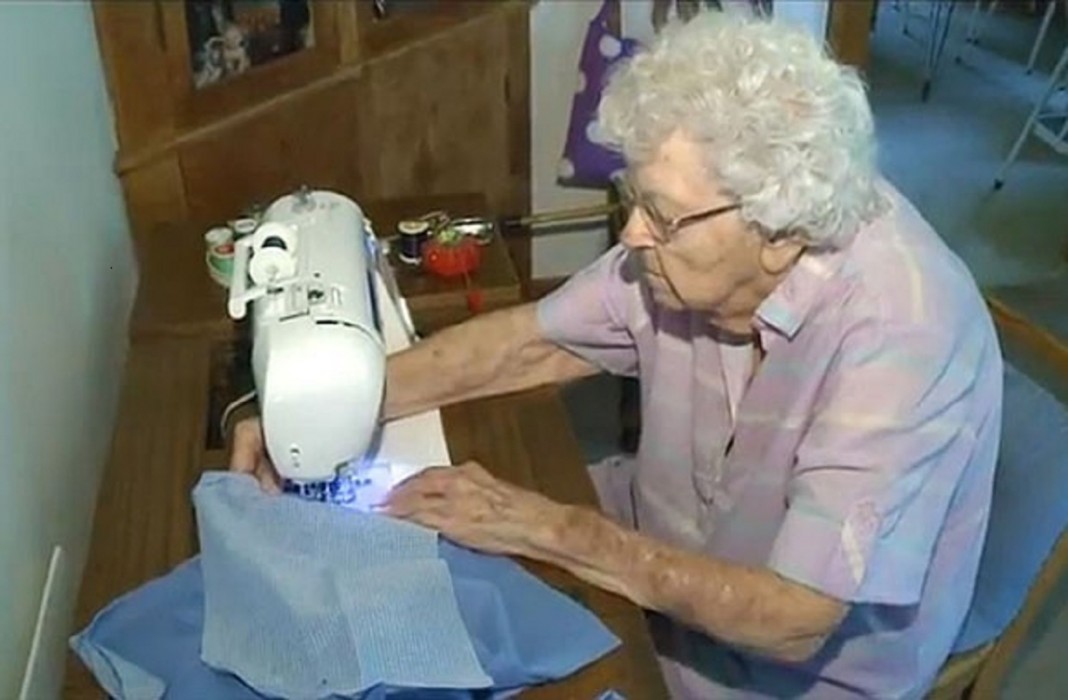 Ela tem 99 anos e costura um vestido por dia pra doar para meninas da África
