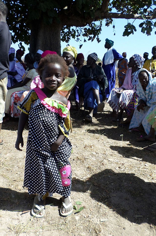 portalraizes.com - Ela tem 99 anos e costura um vestido por dia pra doar para meninas da África