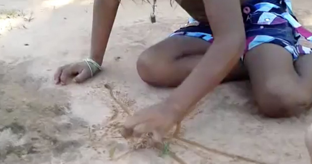Crianças indígenas desenham  seus ‘sonhos’ na areia