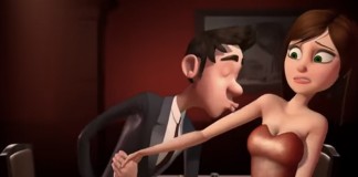 Captura de imagem do curta "Cérebro Dividido" que mostra o rapaz beijando os braços da moça no primeiro encontro
