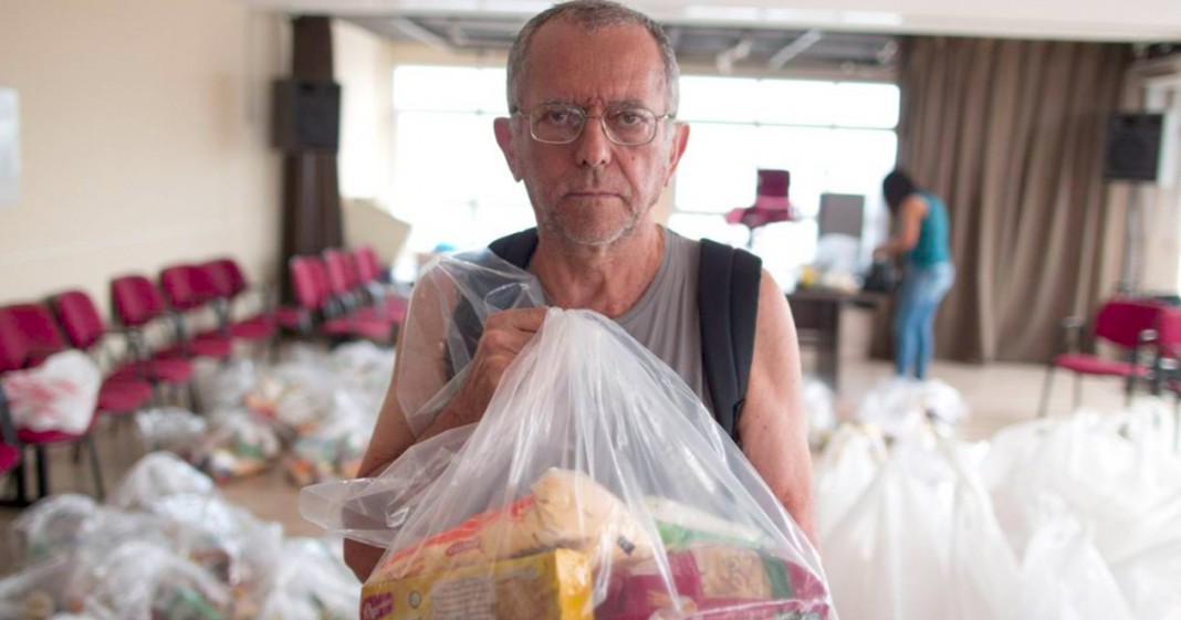 Servidores do RJ doam cestas básicas para ajudar os colegas que estão sem salário