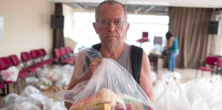 Servidores do RJ doam cestas básicas para ajudar os colegas que estão sem salário