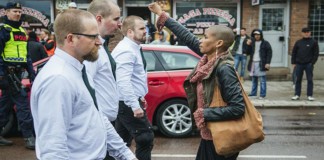Maria Teresa  desafiando sozinha neonazistas, se torna símbolo de luta contra racismo