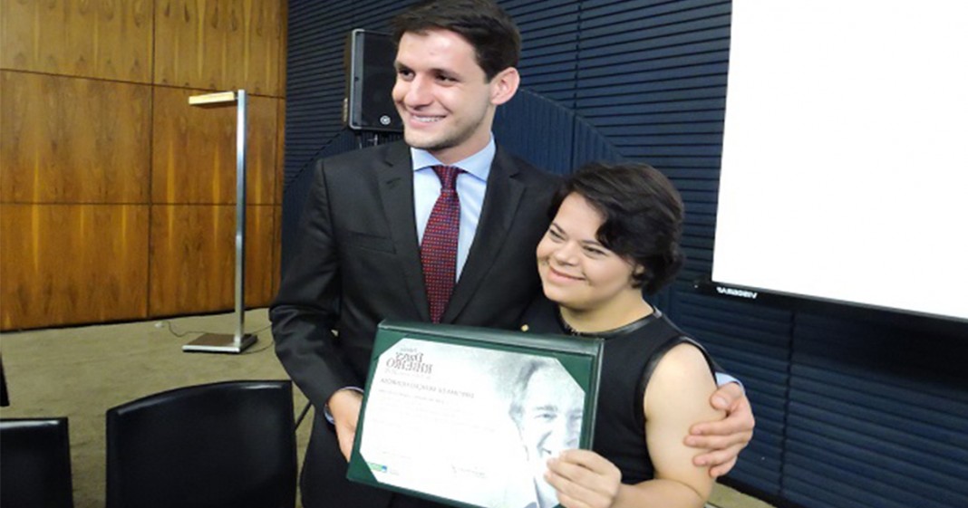 Primeira professora brasileira com Down ganha prêmio de educação