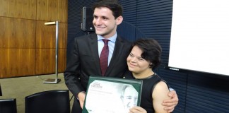 Primeira professora brasileira com Down ganha prêmio de educação