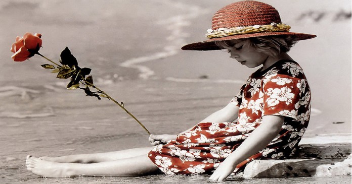 menina triste na praia