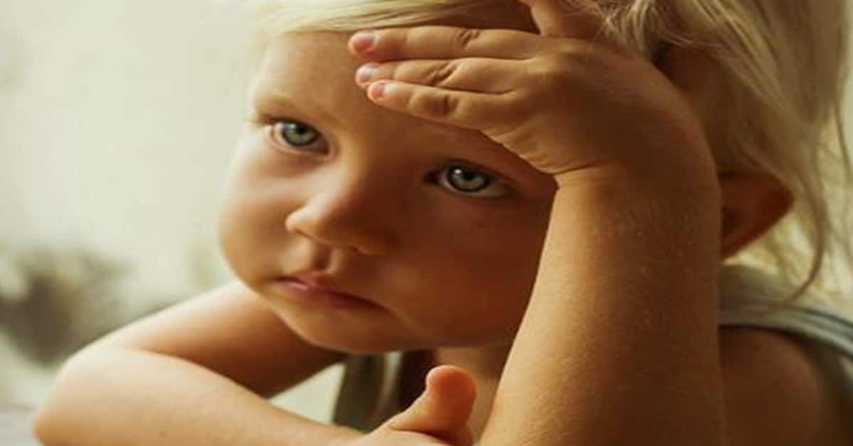 menina cansada triste