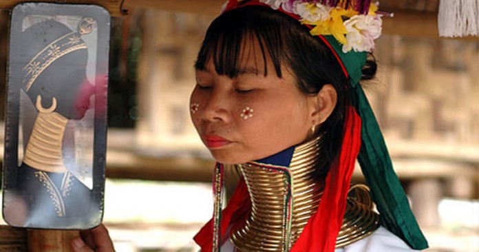 Mujeres-con-aros-en-el-cuello-tipo-jirafa-3