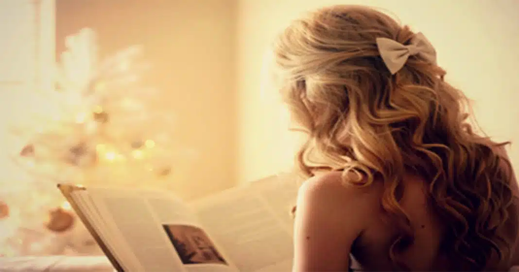 mulher lendo A leitura é uma forma de felicidade que só está ao alcance das mentes mais livres