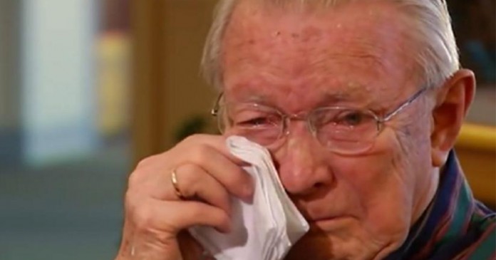 Bill Moore, 90 anos Foto de idosos chorando