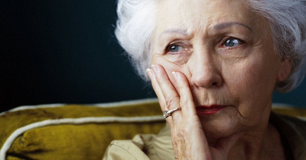 Foto de mulher mais velha pensando nos arrependimentos da vida