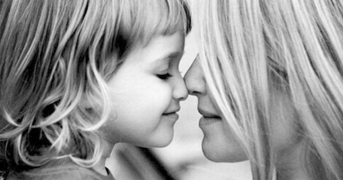 Pais mentalmente fortes: Essa foto é sua? Por favor entre em contato. Imagem de mãe e filha juntas, representando pais mentalmente fortes