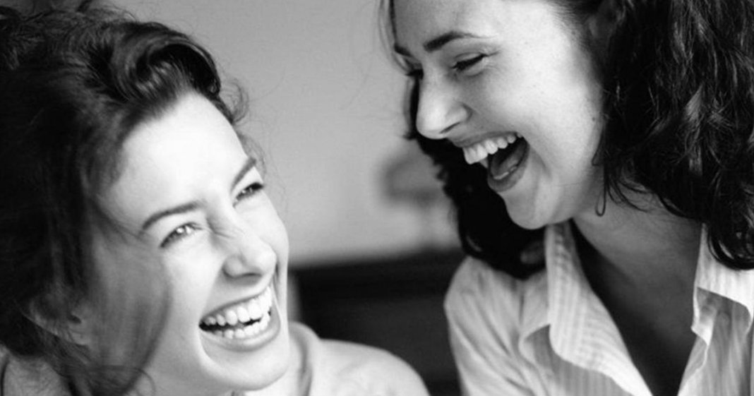 Duas mulheres rindo com niveis de serotonina elevados