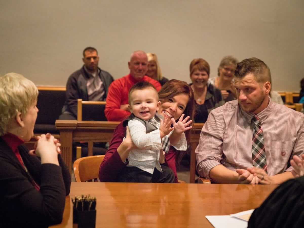 portalraizes.com - Bebê de 2 anos grita “papai” após fim do processo de adoção