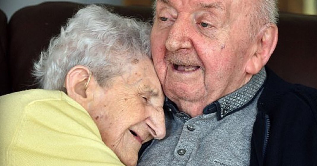 Mulher de 98 anos foi morar em uma casa de repouso, mas para cuidar de seu filho de 80