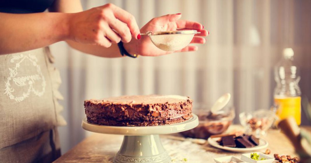 Fazer bolos e doces para outras pessoas faz bem para a saúde, segundo psicólogos