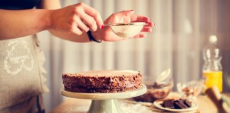 Fazer bolos e doces para outras pessoas faz bem para a saúde, segundo psicólogos