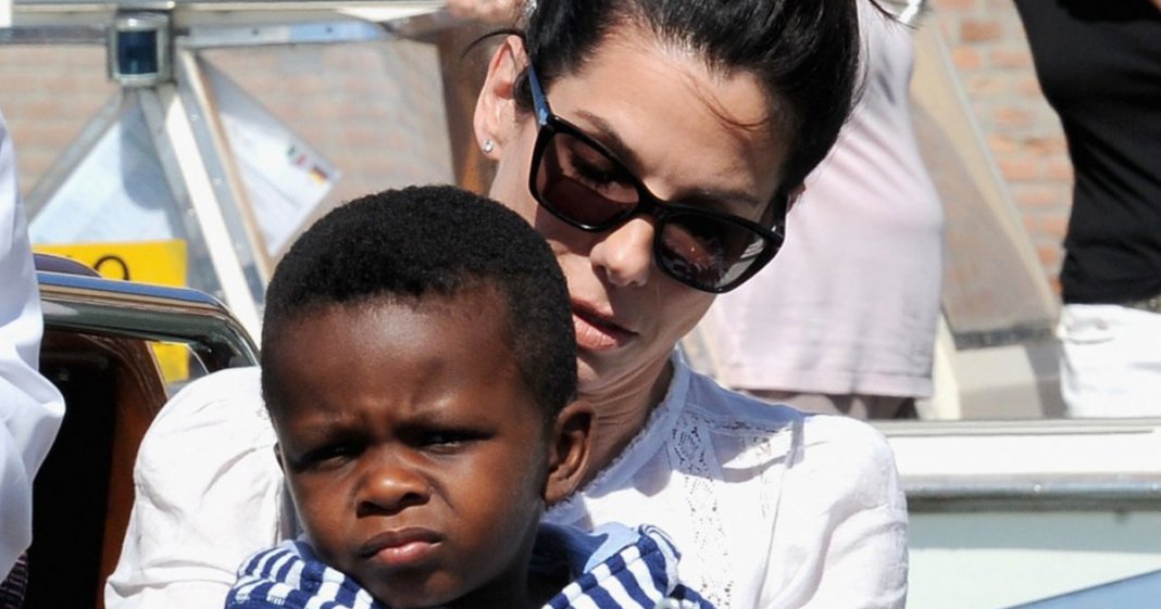 “Parem de usar o termo filhos adotivos”, diz Sandra Bullock