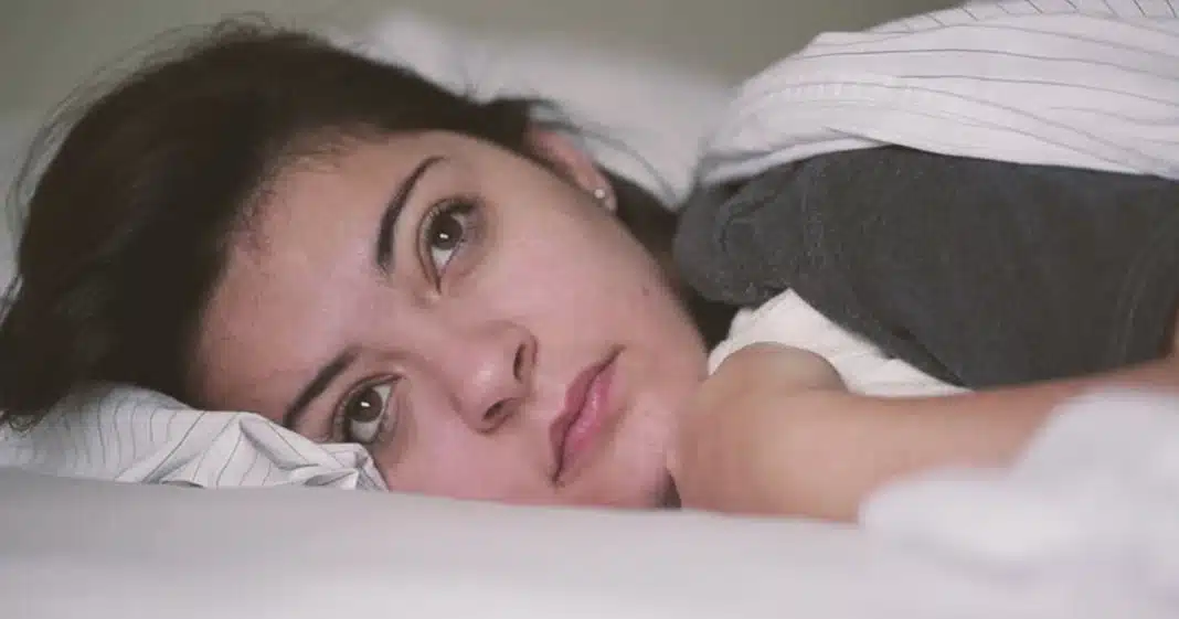 Você costuma acordar entre 3 e 5h da manhã? Descubra o que seu corpo quer lhe dizer