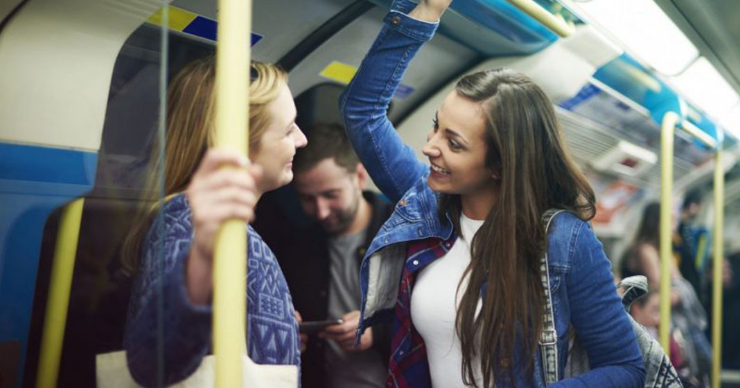 Pessoas mais felizes conversam com desconhecidos no transporte público