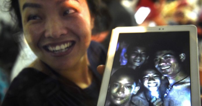 familiares-comemoram-que-meninos-foram-encontrados-com-vida-em-caverna-da-tailandia-apos-nove-dias-de-busca-1530559848996_956x500