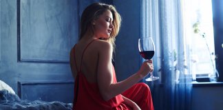 Novo estudo descobriu que beber vinho antes de dormir pode emagrecer