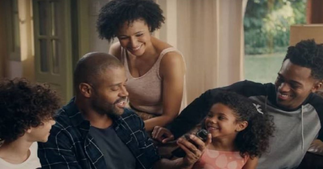 Família negra em comercial de O Boticário rendeu 17 mil “não gostei” no Youtube