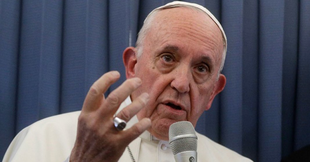 Papa Francisco diz que pais de crianças homossexuais não devem condená-las ou ignorá-las