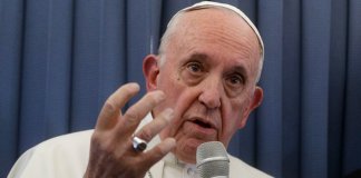 Papa Francisco diz que pais de crianças homossexuais não devem condená-las ou ignorá-las