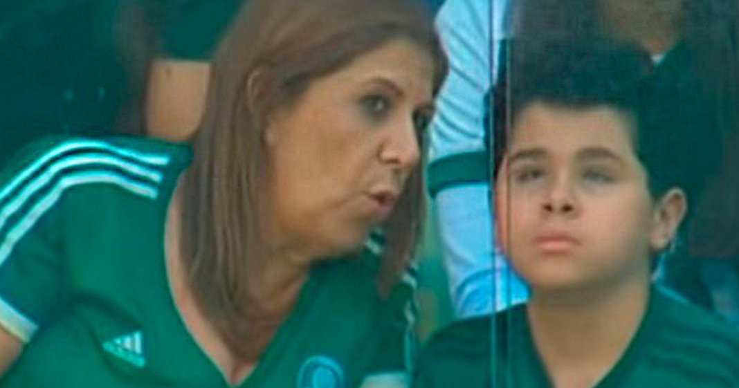 Mãe narra jogo para o filho deficiente visual e viraliza nas redes sociais