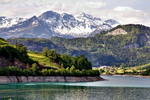 portalraizes.com - Cidade na Suiça oferece 53 mil euros para quem mudar para lá. Esses são os requisitos: