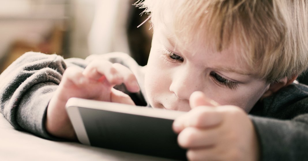 Exposição excessiva às telas afeta cérebro das crianças, aponta estudo