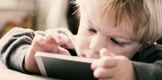 Exposição excessiva às telas afeta cérebro das crianças, aponta estudo