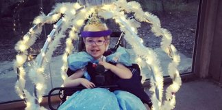 Mãe transforma cadeira de rodas da filha em carruagem da Cinderela
