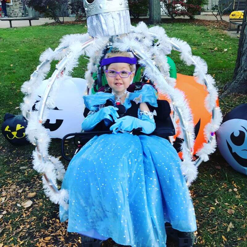 portalraizes.com - Mãe transforma cadeira de rodas da filha em carruagem da Cinderela