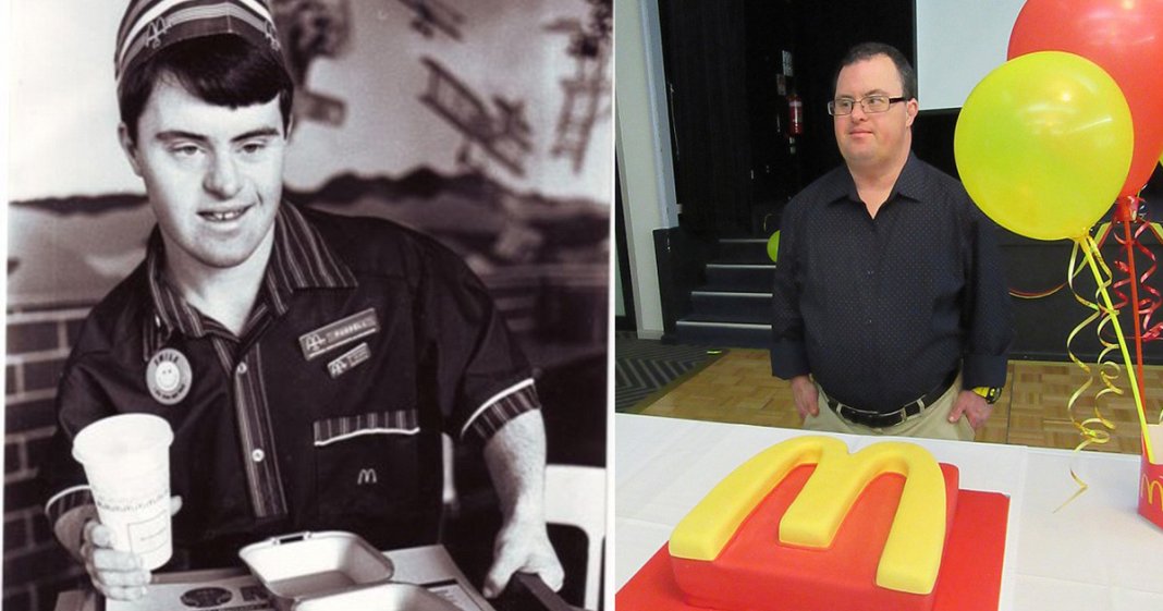 Funcionário do McDonald’s comemora 30 anos de trabalho na empresa