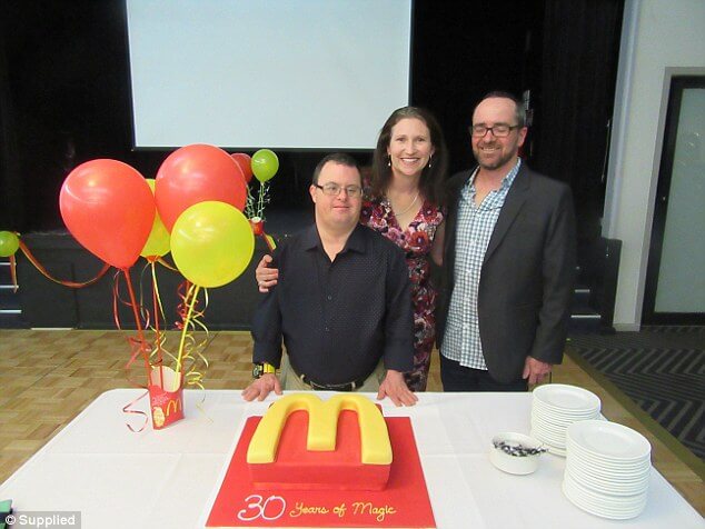portalraizes.com - Funcionário do McDonald’s comemora 30 anos de trabalho na empresa