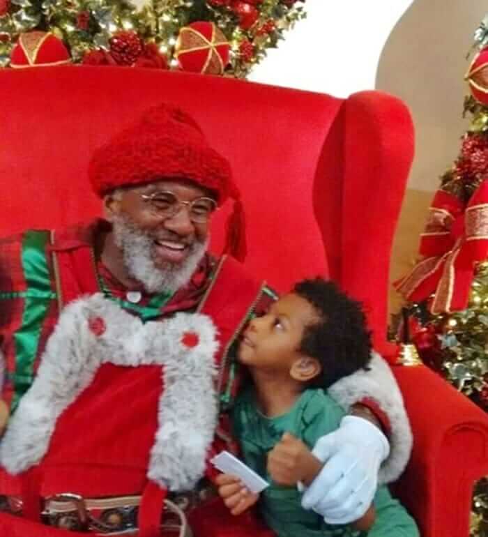 portalraizes.com - ‘Feliz demais’, Papai Noel negro celebra sucesso em shopping paulista