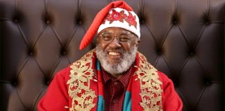 ‘Feliz demais’, Papai Noel negro celebra sucesso em shopping paulista