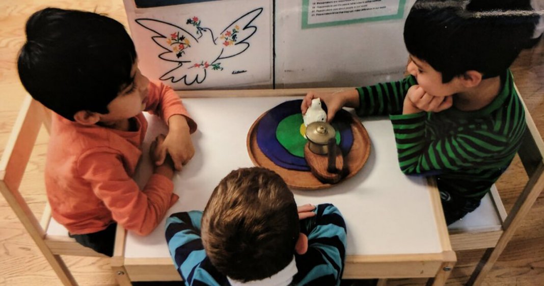 A mesa da paz: uma técnica Montessori para resolver conflitos em casa