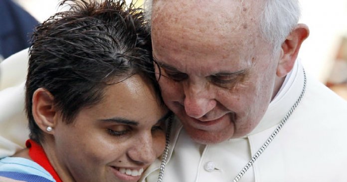 o-papa-francisco-abraca-uma-mulher-durante-um-encontro-com-jovens-em-cagliari-na-italia-size-598-1