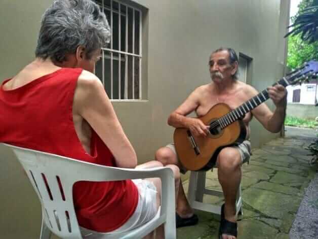 portalraizes.com - Marido faz serenata todos os dias para mulher que enfrenta o Alzheimer