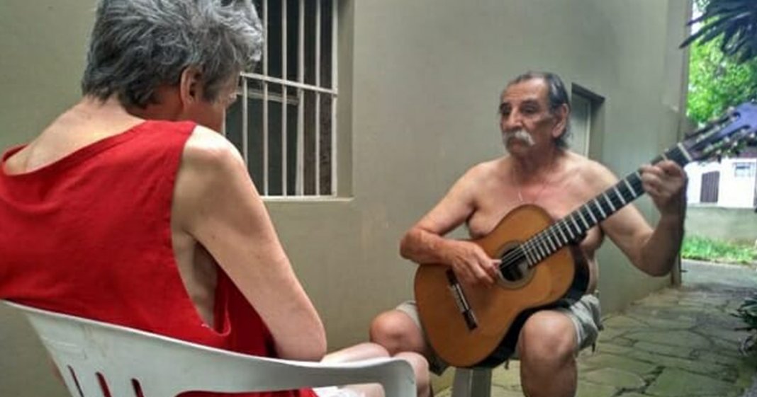 Marido faz serenata todos os dias para mulher que enfrenta o Alzheimer