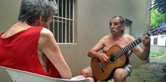 Marido faz serenata todos os dias para mulher que enfrenta o Alzheimer