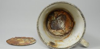 Esta caneca de um prisioneiro de Auschwitz ocultou um segredo por 70 anos