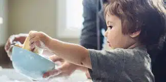 Crianças pequenas gostam de ajudar nas tarefas domésticas e os pais devem deixar, diz estudo pioneiro