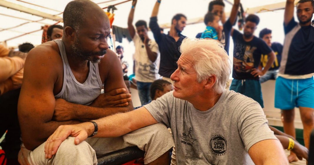 Richard Gere leva comida a navio humanitário no Mediterrâneo