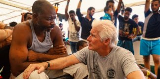 Richard Gere leva comida a navio humanitário no Mediterrâneo