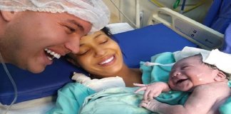 Filha sorri para pai, após o parto, e foto viraliza: reconheceu a voz dele