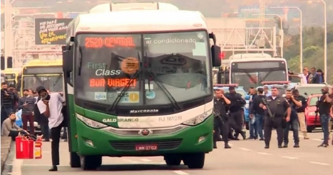 Passageiros são feitos reféns durante sequestro a ônibus na Ponte Rio-Niterói